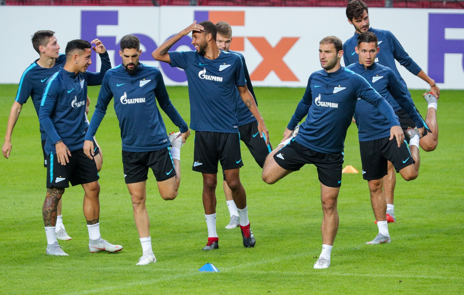 Тасс спорт. Футболисты в ряд. Игроки Зенита перед матчем. Фото игроков Зенита перед матчем. Зенит команда фото перед матчем.